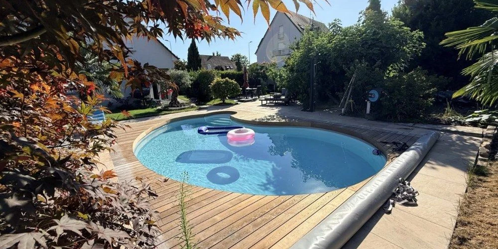 Plage de piscine en Thermofrêne et grès cérame à Haguenau