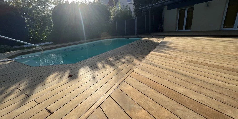 Terrasse en Kebony et plage de piscine à Bischwiller
