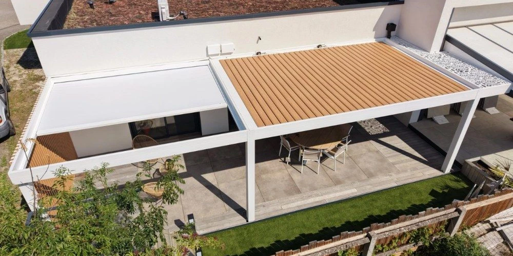 Pergola bioclimatique et toile tendue au showroom de Schirrhein