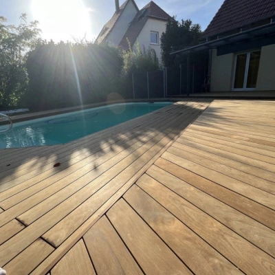 Terrasse en Kebony et plage de piscine à Bischwiller