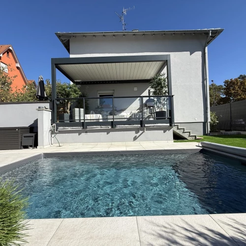 Terrasse abritée par une pergola bioclimatique et garde-corps vitré à Bischwiller – BH Solutions