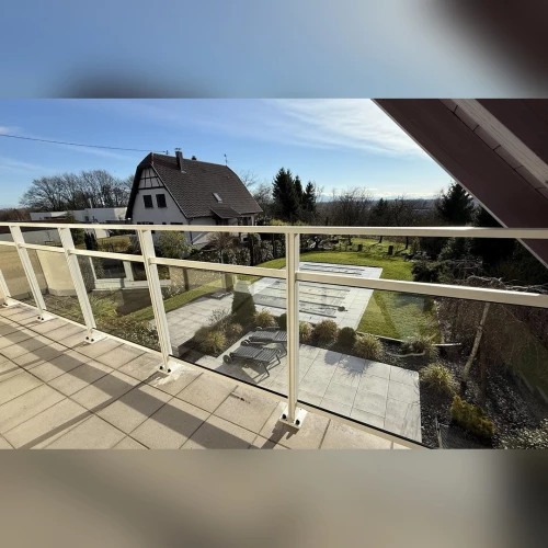 Garde-corps Kordo en aluminium blanc et verre avec vue dégagée à Schirrhoffen – BH Solutions