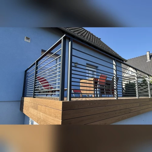 Garde-corps aluminium Kordo à barreaudage horizontal sur terrasse surélevée à Bischwiller – BH Solutions
