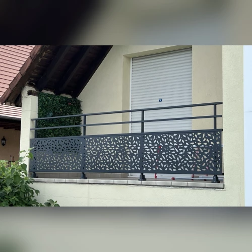 Garde-corps haut de gamme Ocler en tôle découpée sur balcon à Vendenheim – BH Solutions