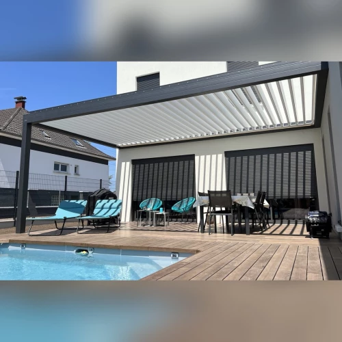 Pergola bioclimatique Éléance et terrasse en Thermofrêne autour d’une piscine à Haguenau – BH Solutions