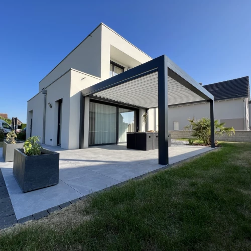 Pergola bioclimatique anthracite à lames claires à Oberhoffen-sur-Moder