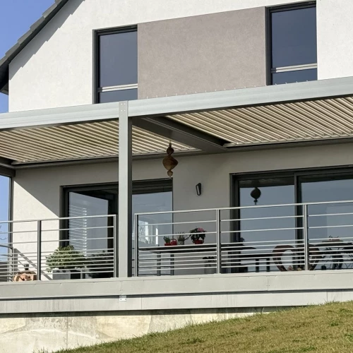 Pergola bioclimatique Solibio de 10 × 4 m sur terrasse surélevée à Buhl – BH Solutions
