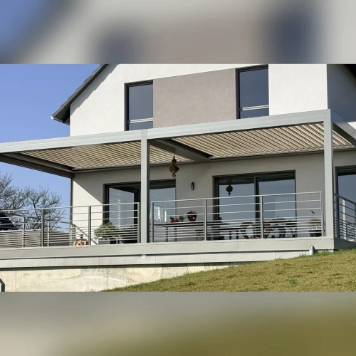 Pergola bioclimatique Solibio de 10 × 4 m sur terrasse surélevée à Buhl – BH Solutions
