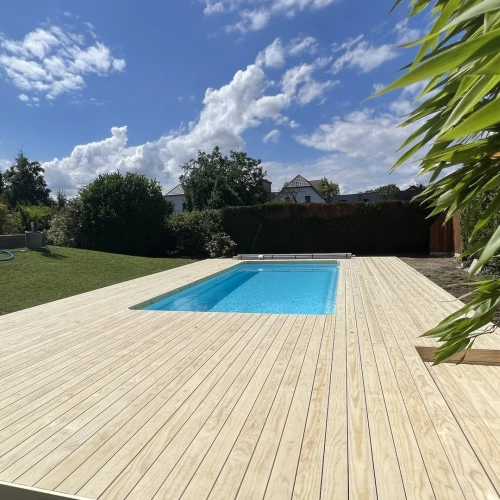 Terrasse en bois Accoya sur système Grad® autour d’une piscine – BH Solutions