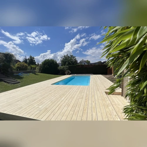 Terrasse en bois Accoya sur système Grad® autour d’une piscine – BH Solutions