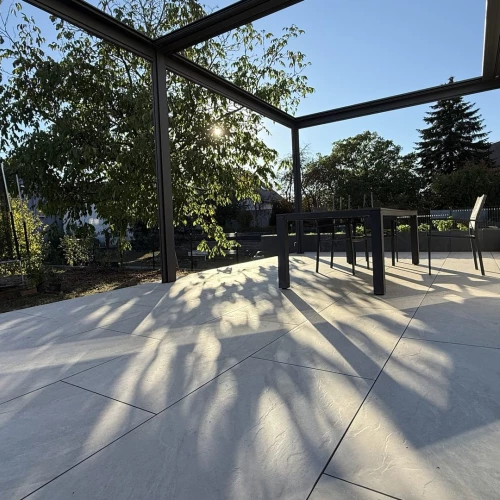 Terrasse en grès cérame 60 × 120 sur système Grad® sous pergola à Herrlisheim – BH Solutions