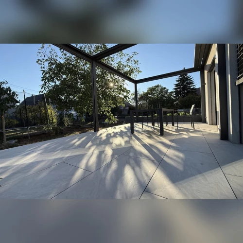 Terrasse en grès cérame 60 × 120 sur système Grad® sous pergola à Herrlisheim – BH Solutions