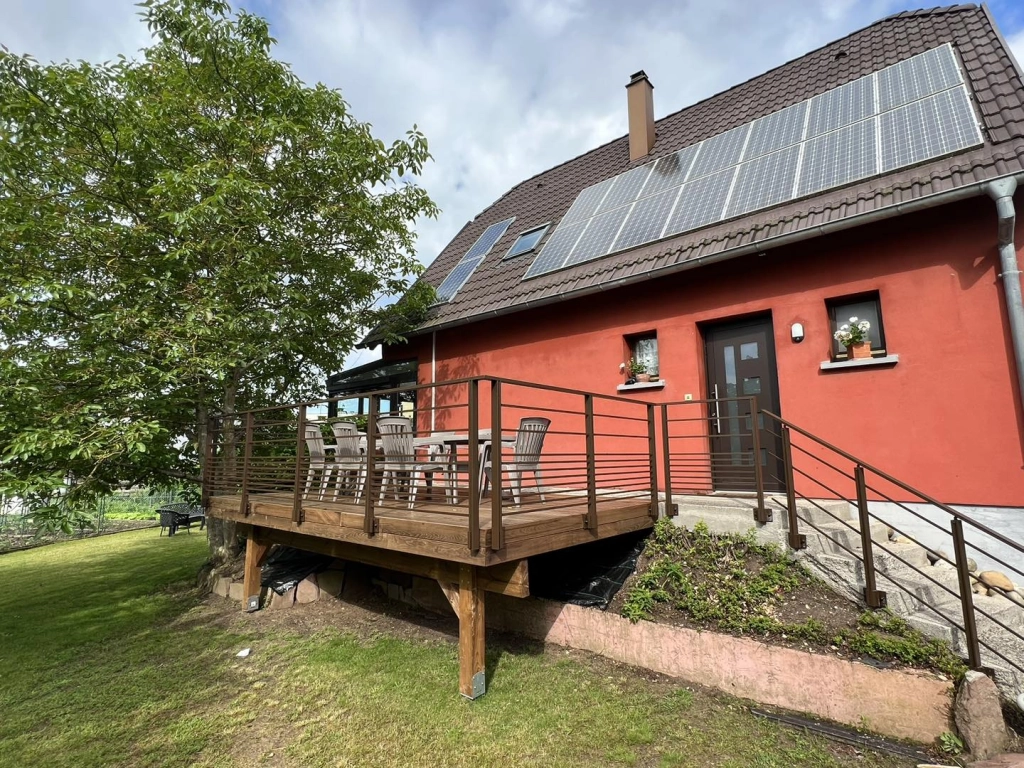 Terrasse sur pilotis en Thermofrêne avec garde-corps SM15 – BH Solutions