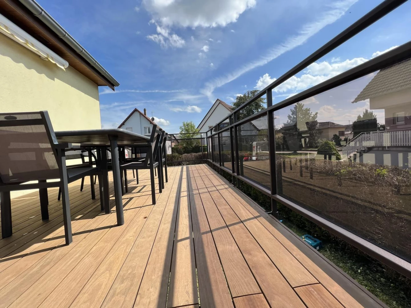 Garde-corps vitré en aluminium posé sur une terrasse surélevée – BH Solutions