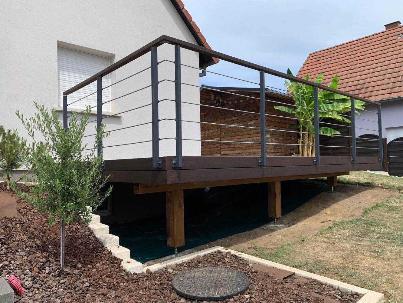 Terrasse sur pilotis posée à Wissembourg par BH Solutions
