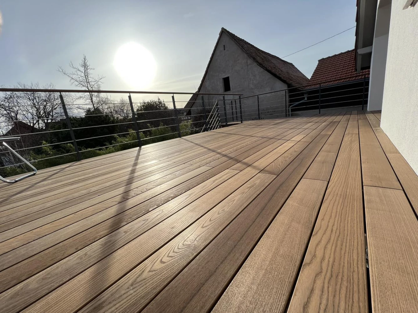 Terrasse sur pilotis posée à Gambsheim, au nord de Strasbourg – BH Solutions