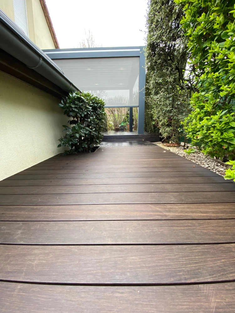 Allée en lames de bambou menant à la terrasse à Vendenheim – BH Solutions