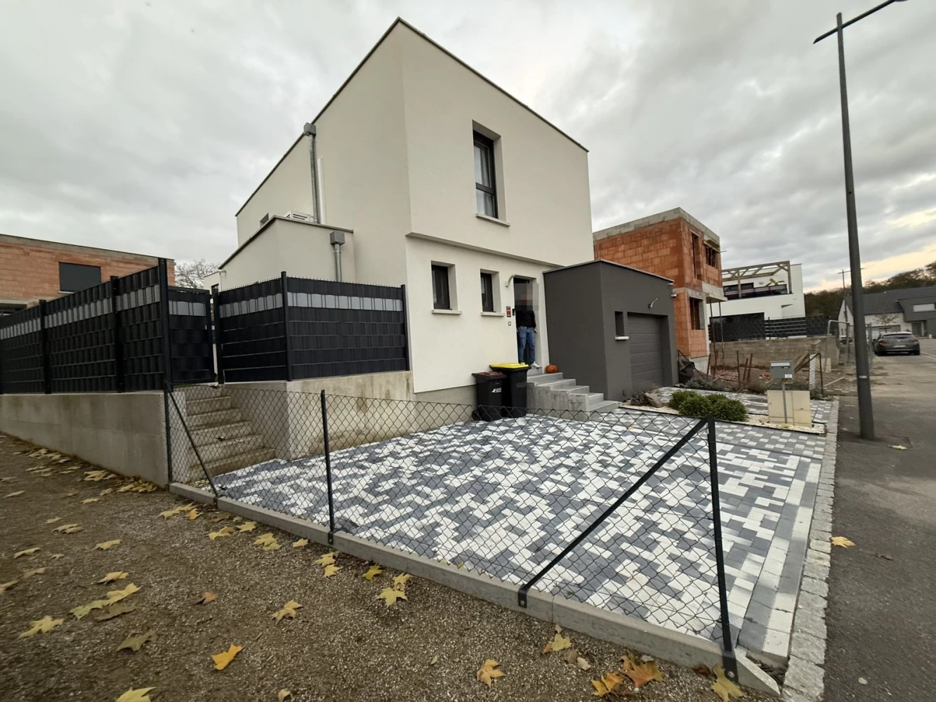 Avant travaux : entrée pavée sans abri à Mommenheim