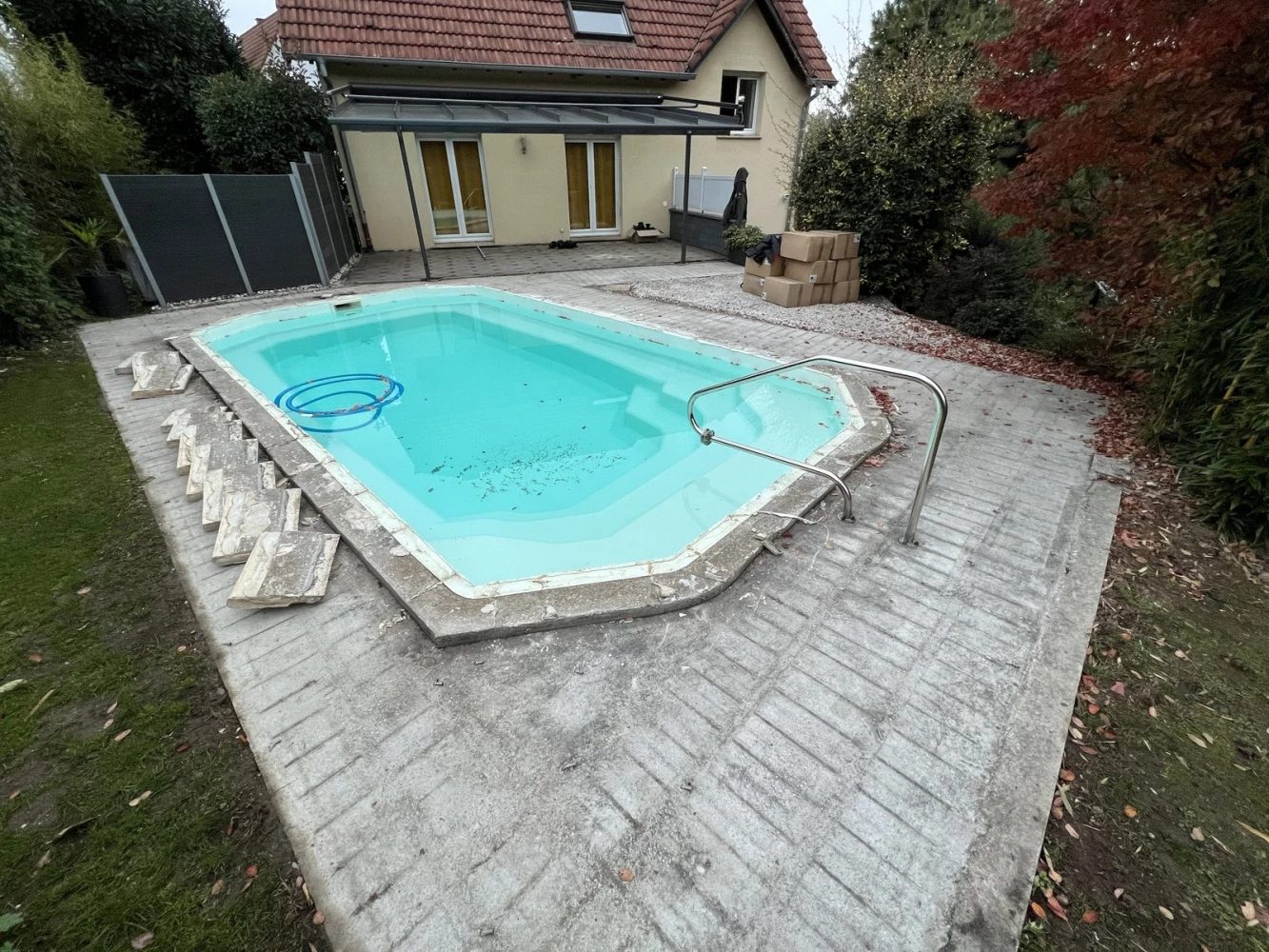 Avant travaux : ancienne plage de piscine en dalles béton à Bischwiller
