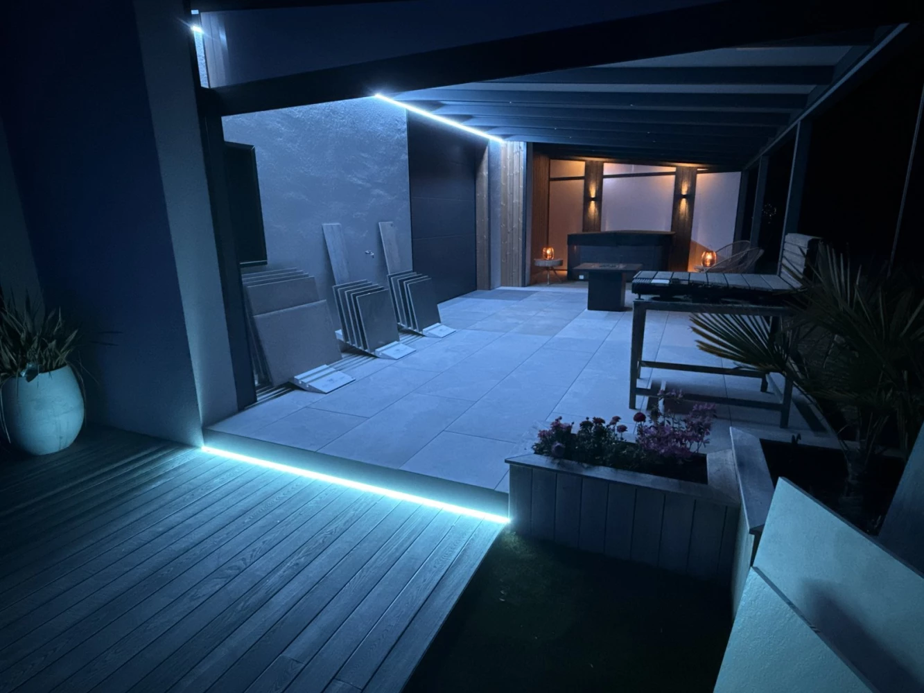 Bandeau LED Fuzion en bleu au showroom BH Solutions à Schirrhein