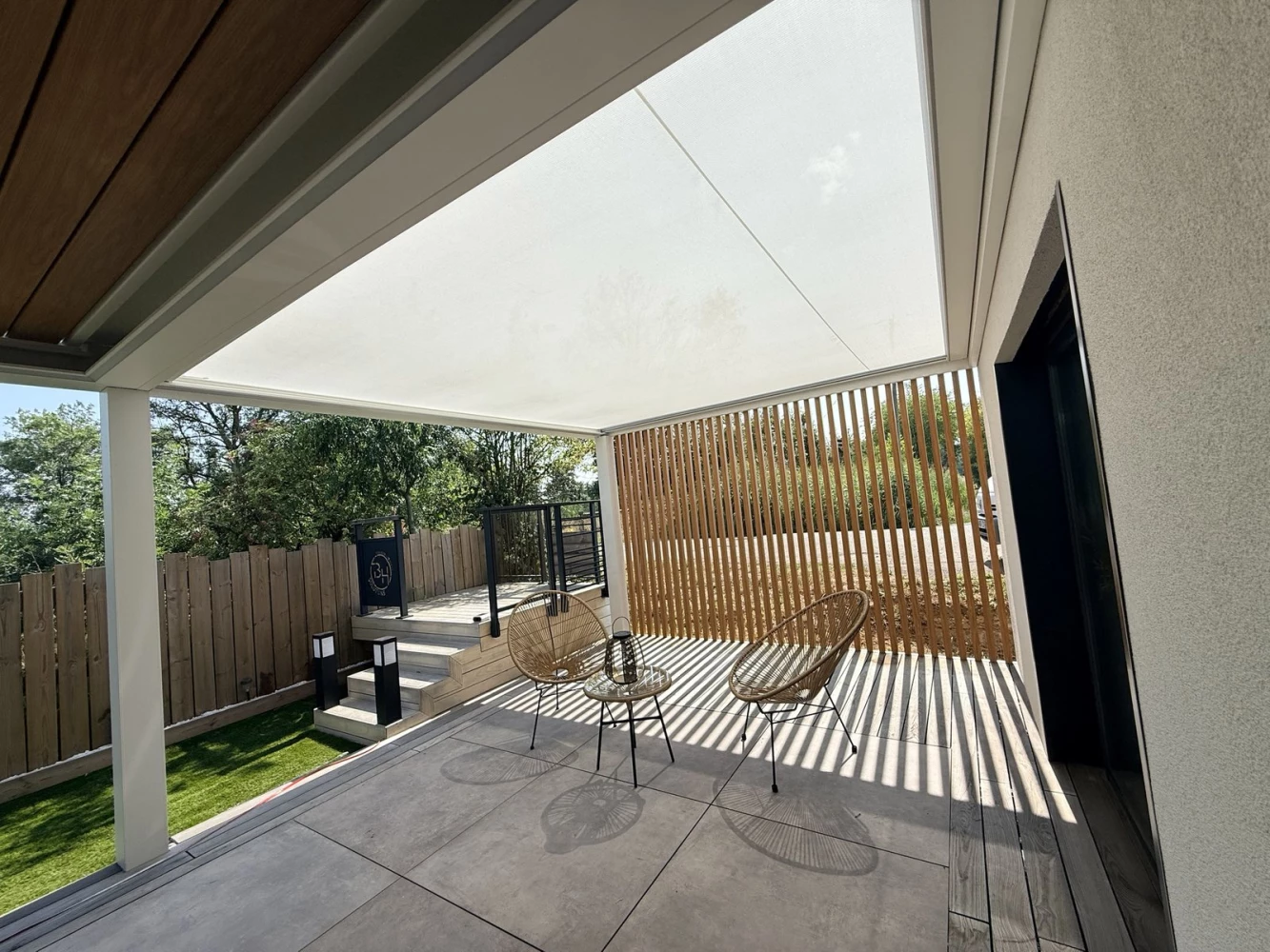 Fermeture latérale Bouclier en aluminium sublimation bois sous la pergola du showroom