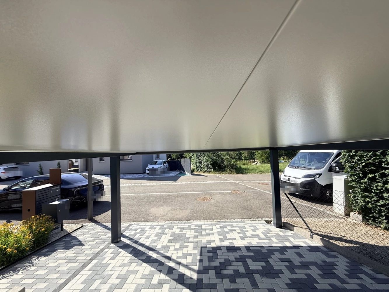 Vue sous la toiture du carport aluminium à Mommenheim – BH Solutions