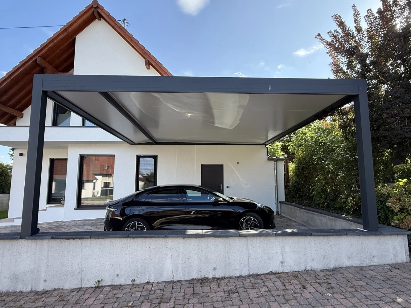 Carport aluminium autoporté vu de côté à Munchhausen – BH Solutions
