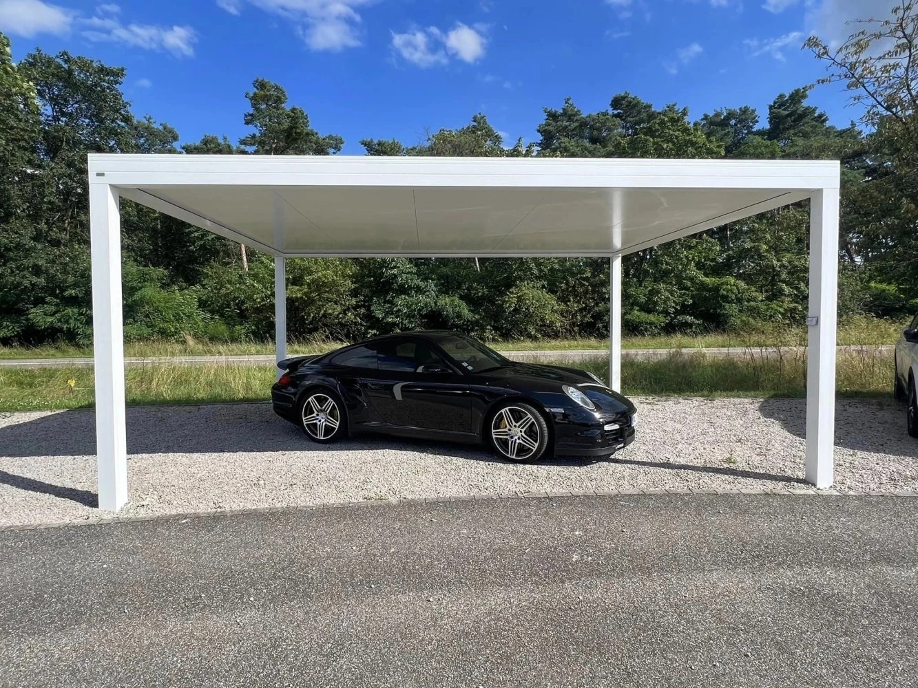 Carport aluminium abritant une voiture à Schirrhein – BH Solutions
