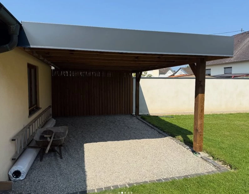Carport en bois à toit plat posé par BH Solutions