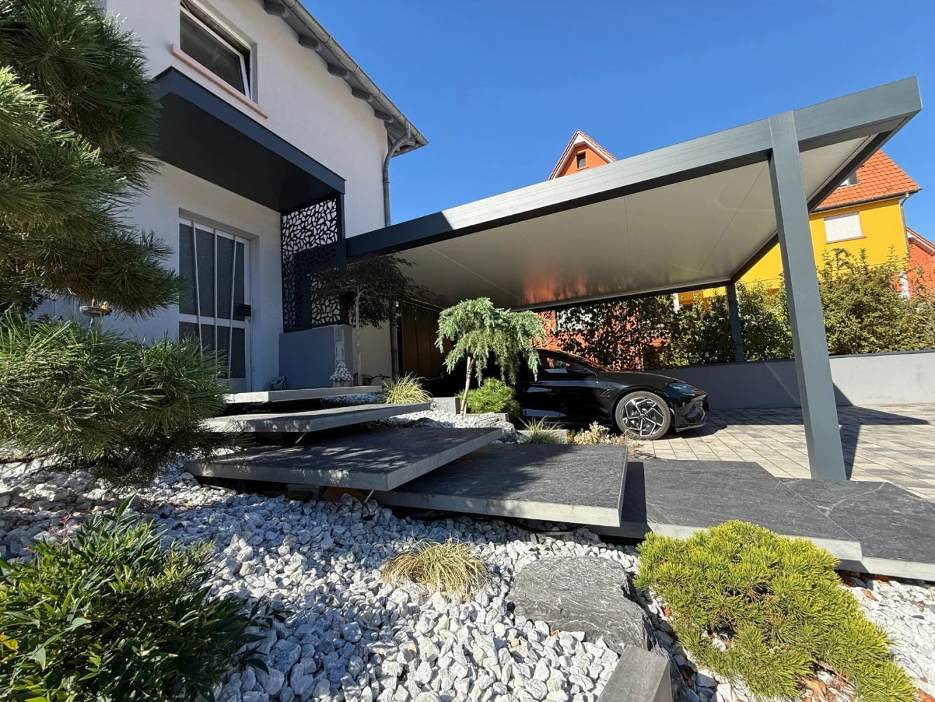 Carport Solisysteme et claustra aluminium découpé à l’entrée d’une maison à Bischwiller – BH Solutions