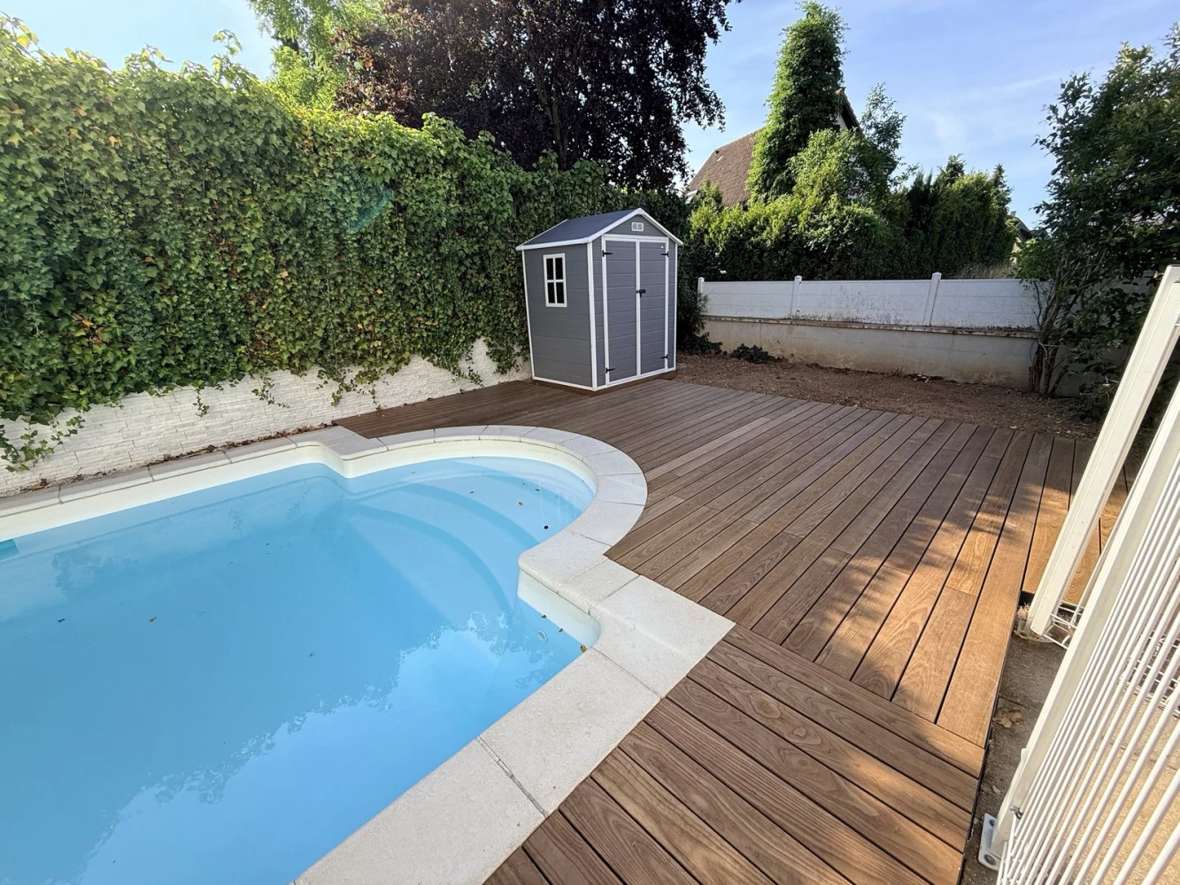 Découpe des lames Thermofrêne au contour de la piscine à Brumath – BH Solutions