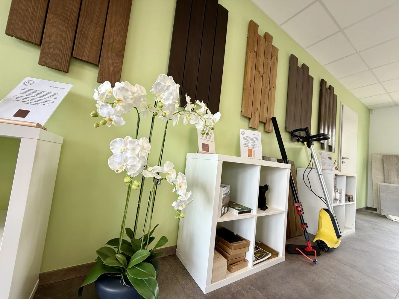 Échantillons Thermofrêne, Thermopin et composite exposés au showroom de Schirrhein