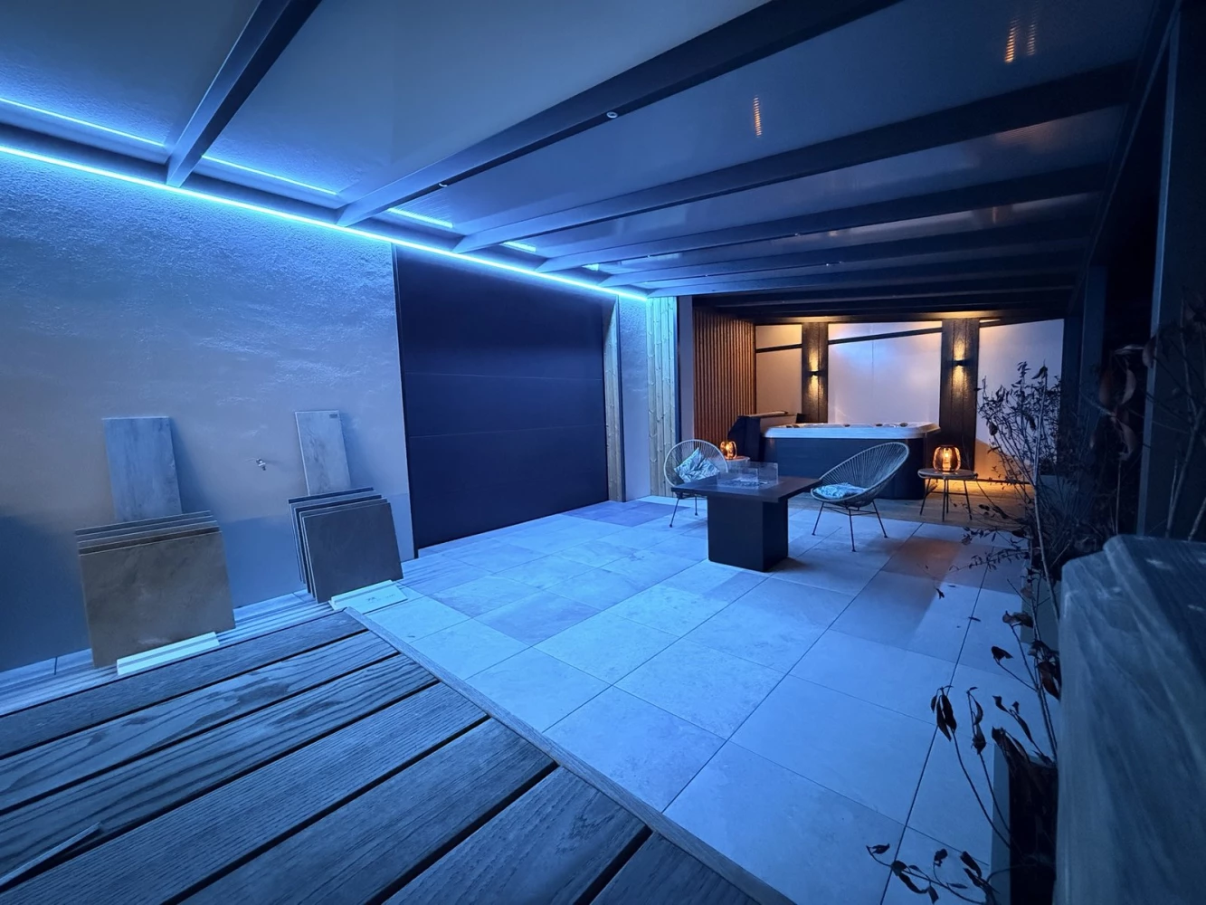Éclairage LED coloré au-dessus du spa au showroom de Schirrhein
