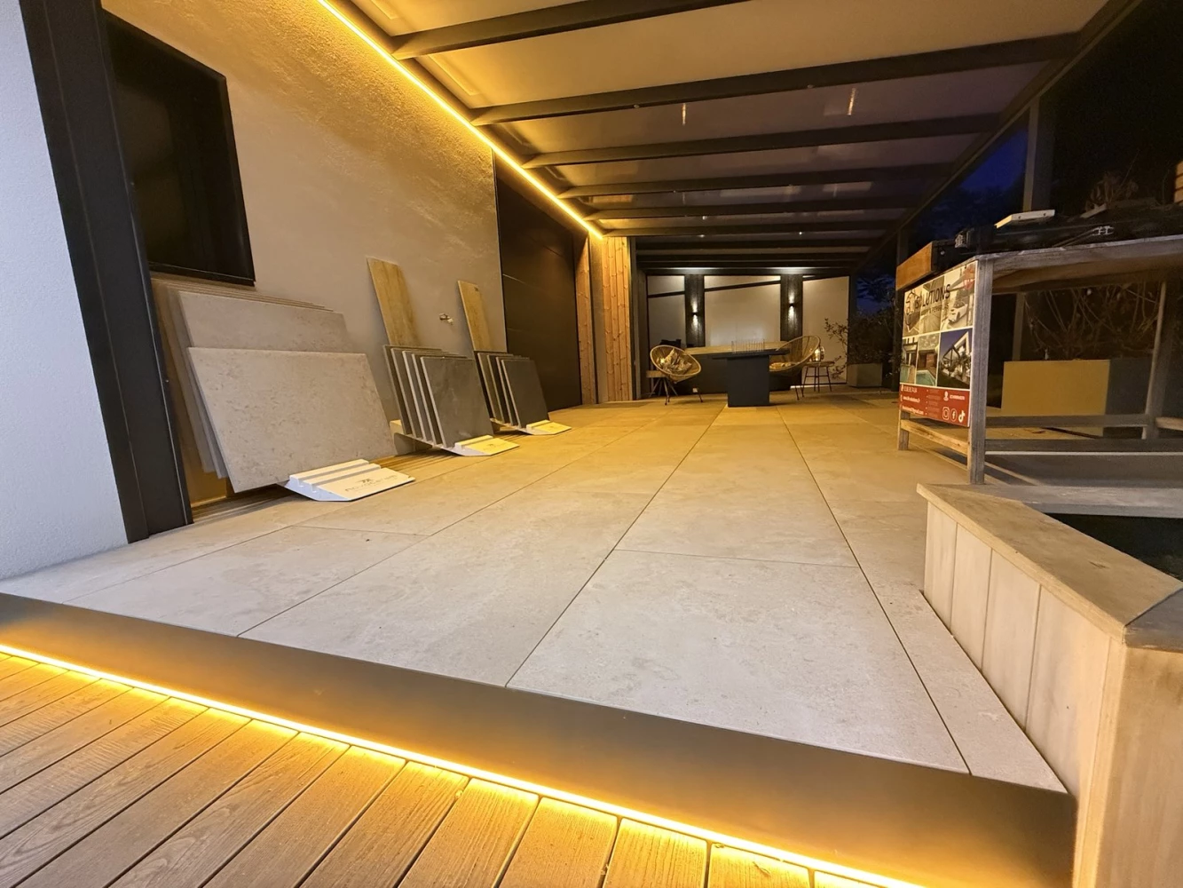 Bandeau LED intégré au nez de marche de la terrasse du showroom BH Solutions