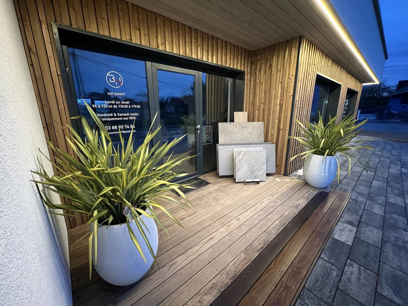 Entrée du showroom BH Solutions à Schirrhein avec les horaires d’ouverture