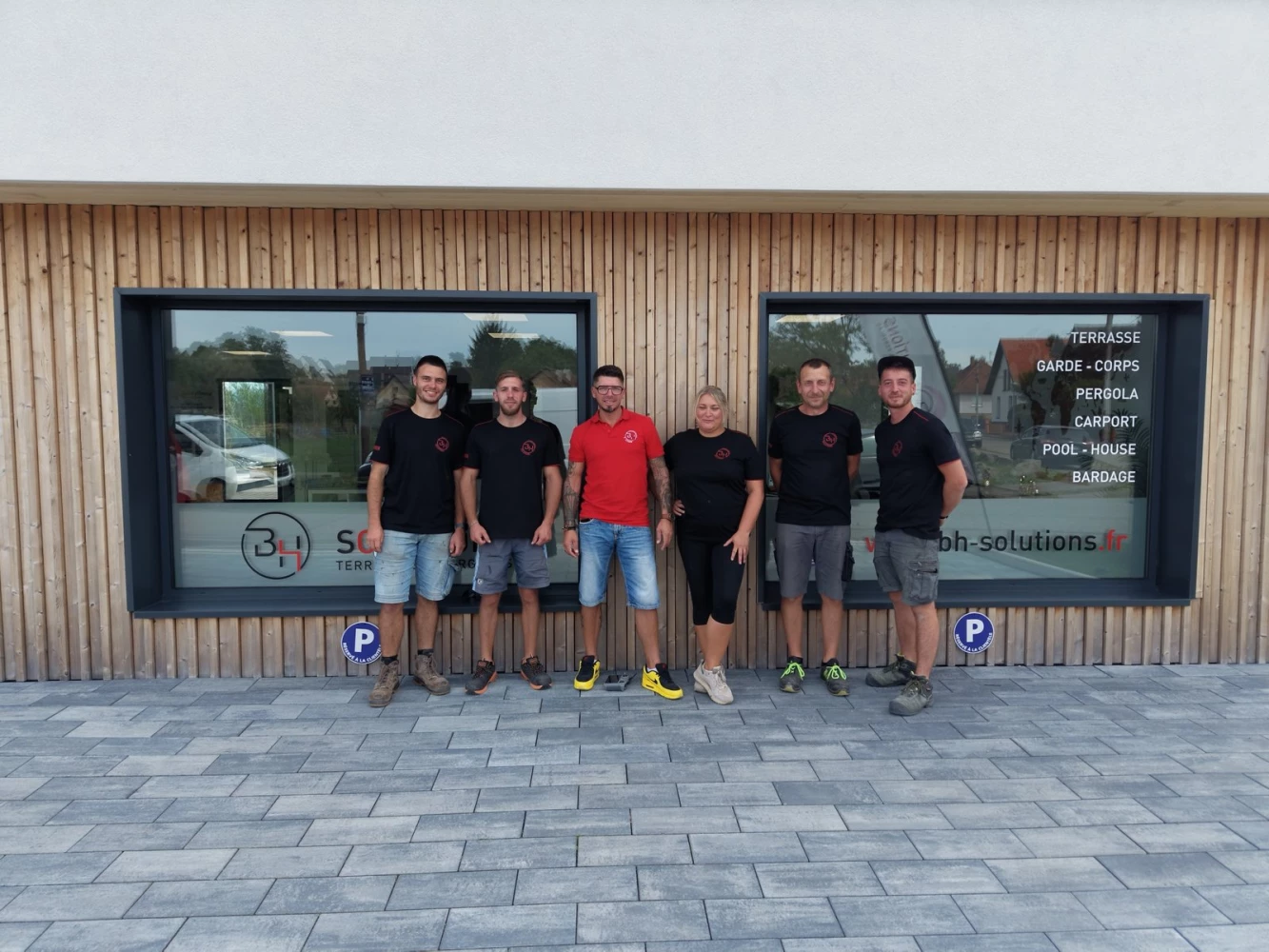 L’équipe BH Solutions devant son showroom à Schirrhein
