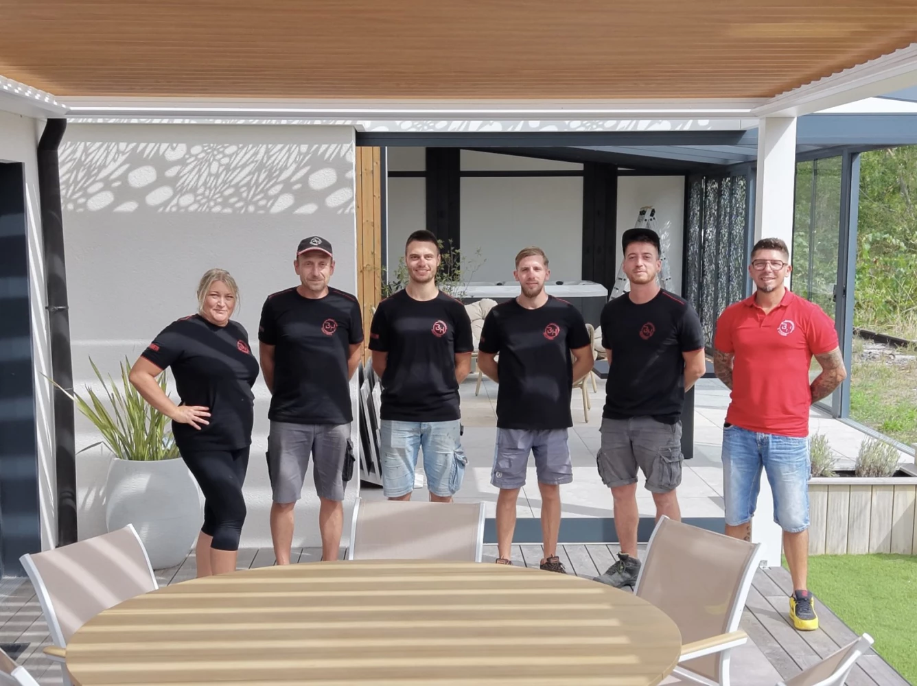 L’équipe BH Solutions sous une pergola bioclimatique posée en Alsace