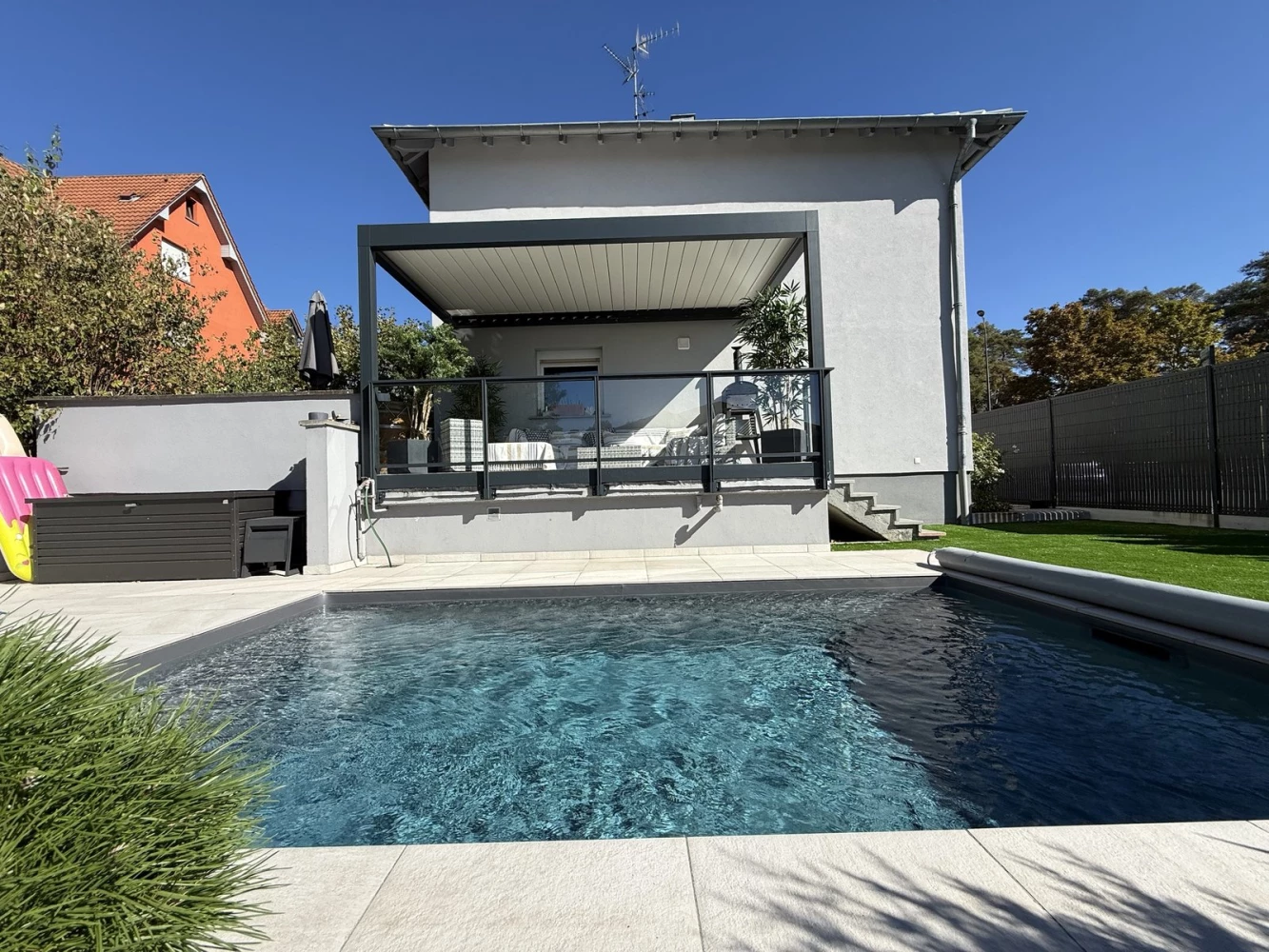 Terrasse avec garde-corps vitré et pergola bioclimatique à Bischwiller – BH Solutions