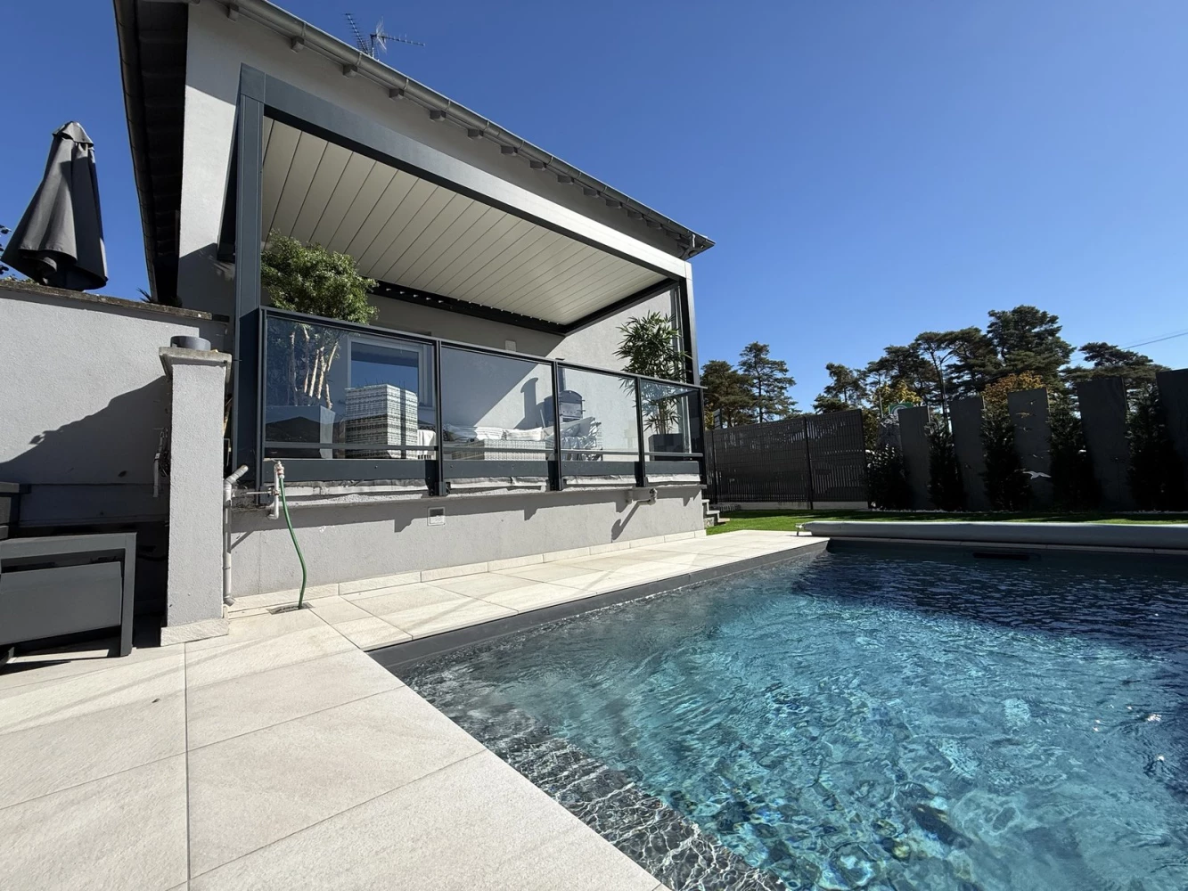 Garde-corps aluminium et verre Kordo au bord de la piscine à Bischwiller – BH Solutions