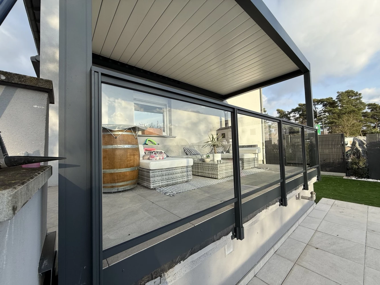 Garde-corps vitré et pergola bioclimatique à lames orientables à Bischwiller – BH Solutions