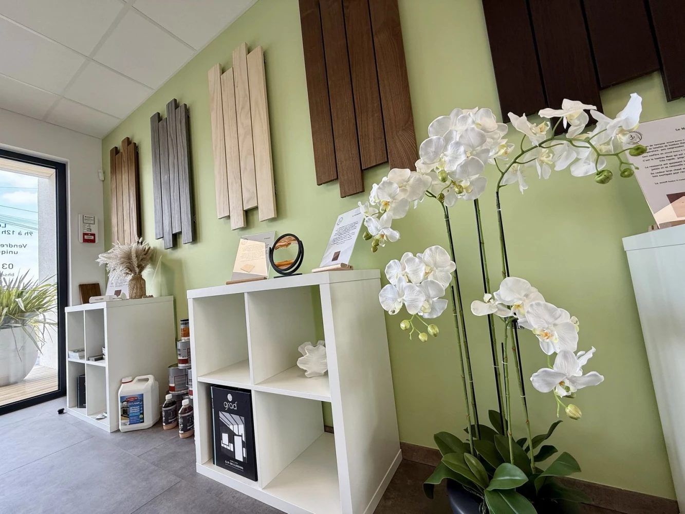 Mur d’échantillons de lames de terrasse bois au showroom BH Solutions