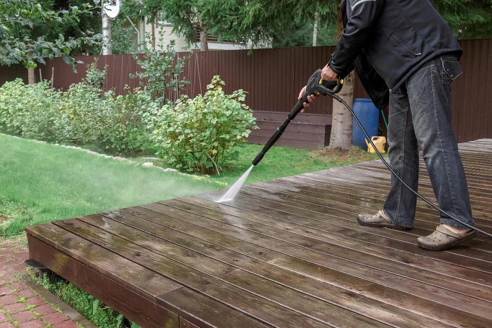 Nettoyage d’une terrasse en bois à basse pression