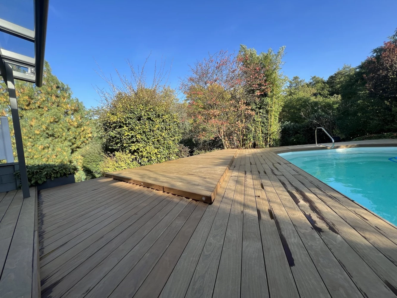 Estrade en Kebony® au bord de la piscine à Bischwiller – BH Solutions