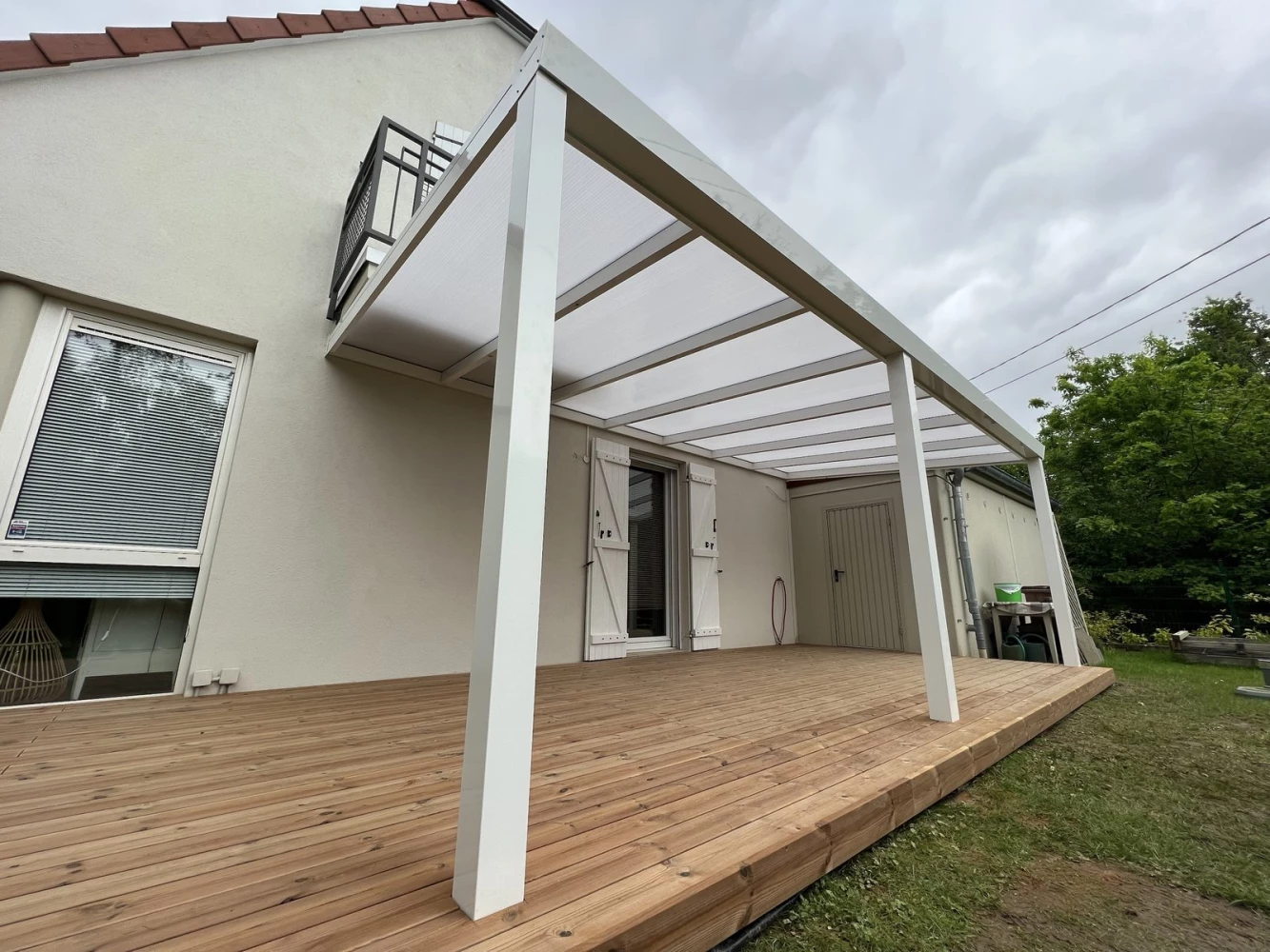 Pergola aluminium adossée au-dessus d’une terrasse en Thermopin à Wissembourg