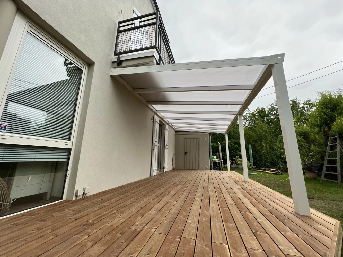 Pergola aluminium blanche avec spots LED intégrés dans les chevrons à Wissembourg