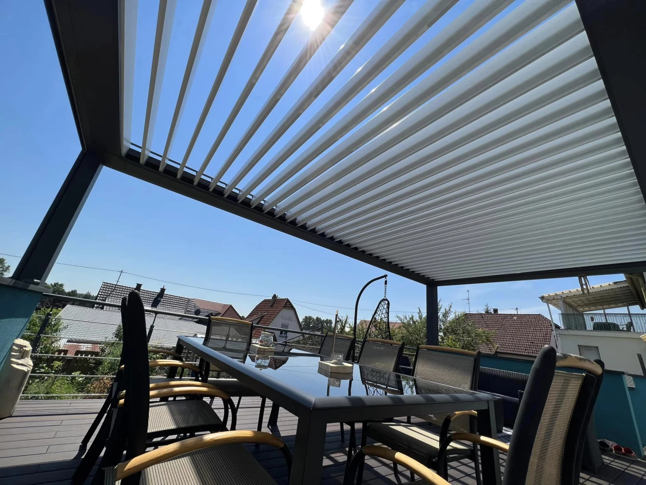 Pergola bioclimatique à lames orientables posée à Schirrhein – BH Solutions