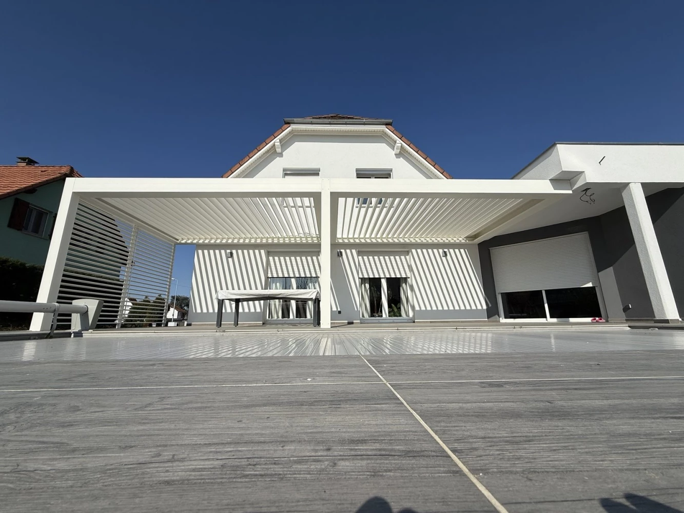 Pergola bioclimatique de 9,50 m à lames orientables à Haguenau – BH Solutions