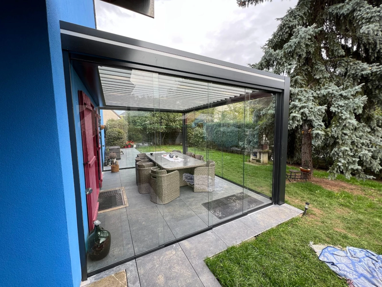 Pergola bioclimatique fermée par des baies vitrées à Vendenheim – BH Solutions