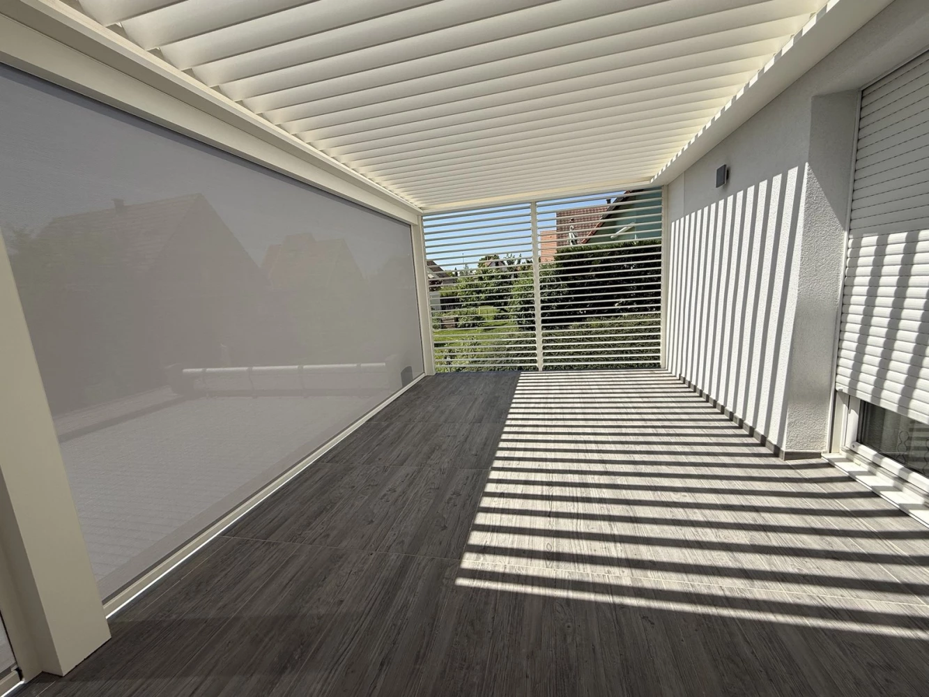 Sous la pergola bioclimatique : store ZIP et brise-vue BSO à Haguenau – BH Solutions