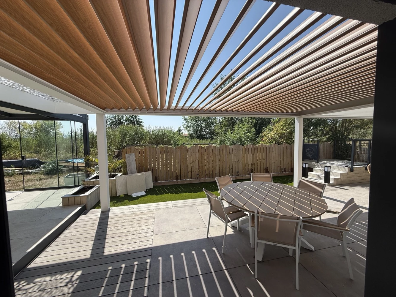 Lames orientables ouvertes de la pergola bioclimatique Solibio au showroom de Schirrhein